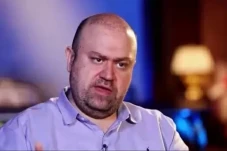 Siapa Rouzbeh Vadi?...