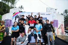 Atlet Muda Polygon Libas...