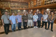 Hadiri Peresmian Kantor...