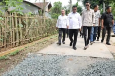 Jadi Solusi Jalan Rusak...