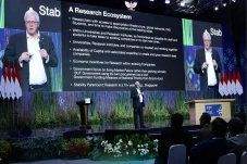 Peraih Nobel Brian Schmidt:...
