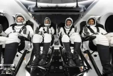 Empat Astronott Kembali...