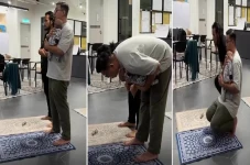 Salat Sambil Menggendong...