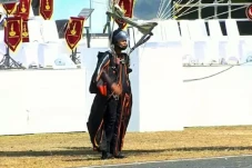 Keren! Penerjun Wingsuit...