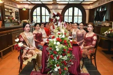 Eni Joe dan Pesona Kebaya...