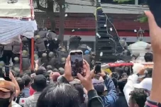 Massa Pendemo Tetap...