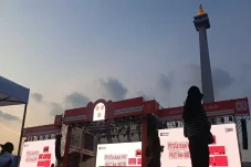 Melihat Megahnya Panggung...