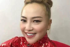 Cerita Iis Dahlia Bantu...