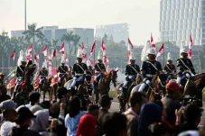 Asal Usul Warna Merah...