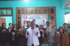 Puluhan Warga Manggarai...