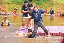 Anies Nyemplung saat...