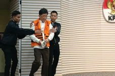 KPK Umumkan 3 Tersangka...