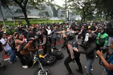 Memanas, Massa Adang...