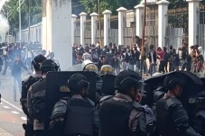 Polisi dan TNI Tembakan...