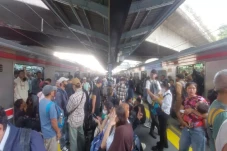 Penumpang Kereta Terjebak...