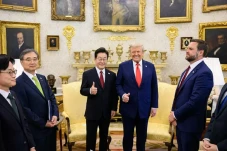 Trump Bertemu Presiden...