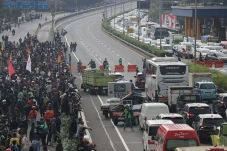 Massa Blokade Jalan...