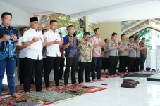 Mabes Polri Gelar Salat...