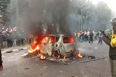 Dua Mobil Dibakar Pengunjuk...