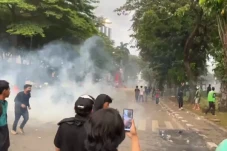Tembakkan Gas Air Mata,...