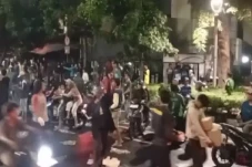 Pengunjuk Rasa Jarah...