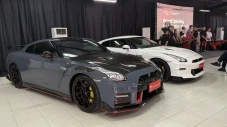 Ironi Otomotif RI: Showroom...
