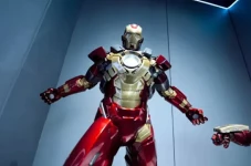 Deretan Patung Iron...