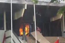 Aksi Massa Rusuh, Gedung...