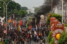 Massa Rusak dan Bakar...