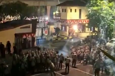 Massa Bakar Pagar Polres...