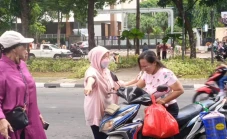 Gas Air Mata Masih Menyengat...