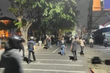 Ada Kericuhan, Jalan...