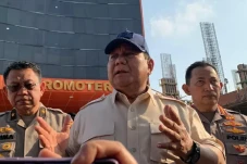 Jenguk Korban Ricuh...