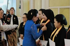 dr Ayu Widyaningrum...