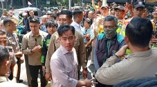 Wapres Gibran Bagi-bagi...