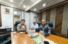 Nicholay Aprilindo Tunggu...