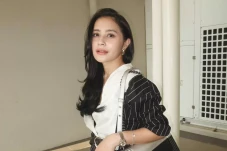 Prilly Latuconsina Tumbang,...