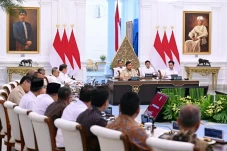 Prabowo Ingatkan Aparat...