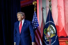 Trump Bersiap Teken...