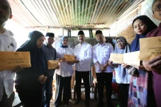 Gus Ipul Takziah dan...