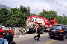 Truk Tangki Tabrakan...