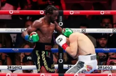 Canelo Ngeri Pukulan...