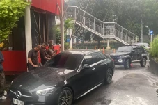 KPK Sita Mobil Mercy...