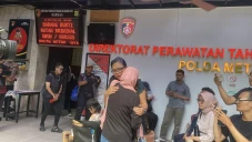 Ibunda Delpedro Menangis...