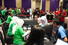 Laris Manis, Penjualan...
