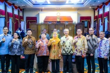 Gubernur Khofifah Terima...