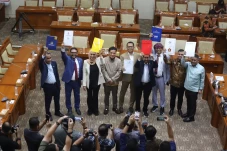 Komisi III DPR Tetapkan...