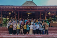 Cegah Obesitas, Warga...