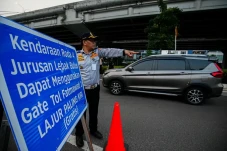 Masuk Tol Gratis Urai...