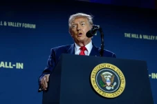 Trump Kenakan Biaya...